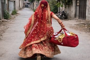 सुहागरात पर हुआ झगड़ा तो पास आने पर पति पर की चाकू से हमला, 11 लाख का जेवर लेकर प्रेमी संग दुल्हन फरार