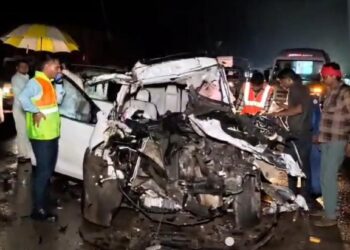 ट्रक में पीछे से जा घुसी तेज रफ्तार एक्सयूवी कार, एक ही परिवार के पांच लोगों की मौत