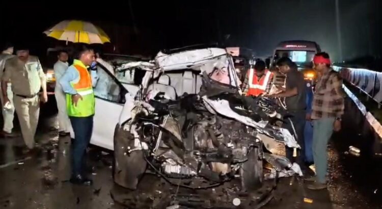 ट्रक में पीछे से जा घुसी तेज रफ्तार एक्सयूवी कार, एक ही परिवार के पांच लोगों की मौत